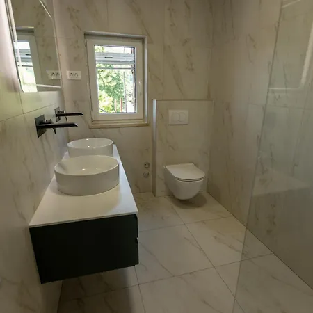 Adelsberg 3* 포스토이나