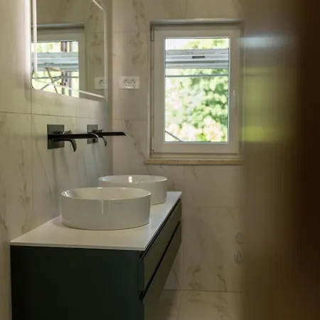 Adelsberg 3* 포스토이나