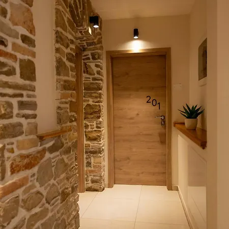 Adelsberg 3* 포스토이나