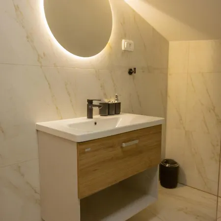 Adelsberg 3* 포스토이나